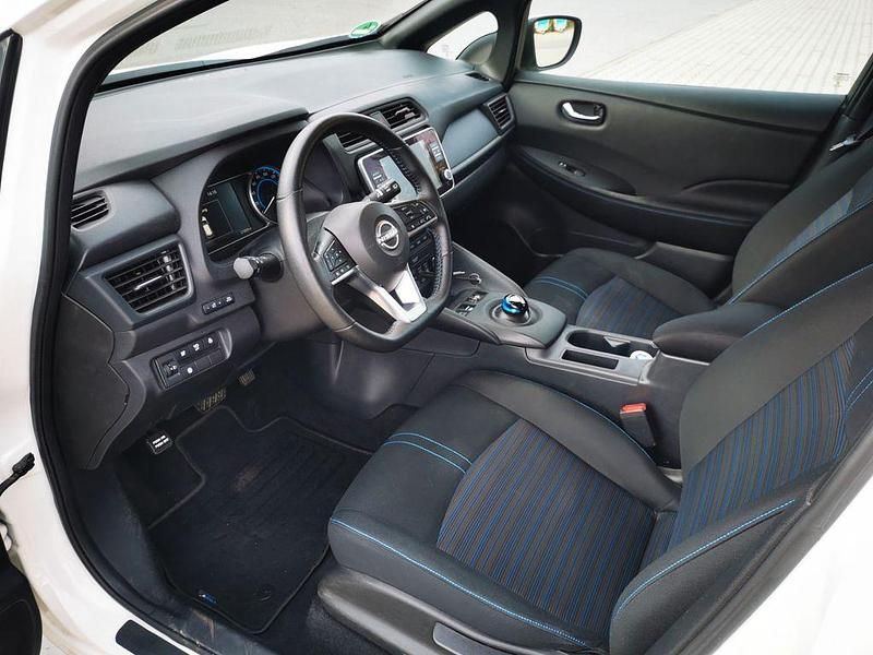 Gebraucht Nissan Leaf Acenta 110 kW (150 PS) 2023 Weiß Kleinwagen