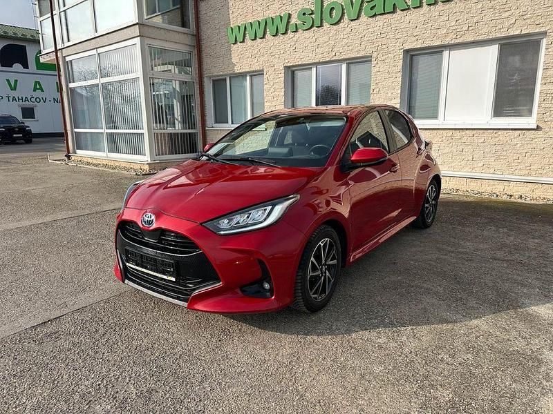 Rot Gebraucht 2023 Toyota Yaris Hybrid Limousine | 15.900 € (Superpreis) - Bild 1/4