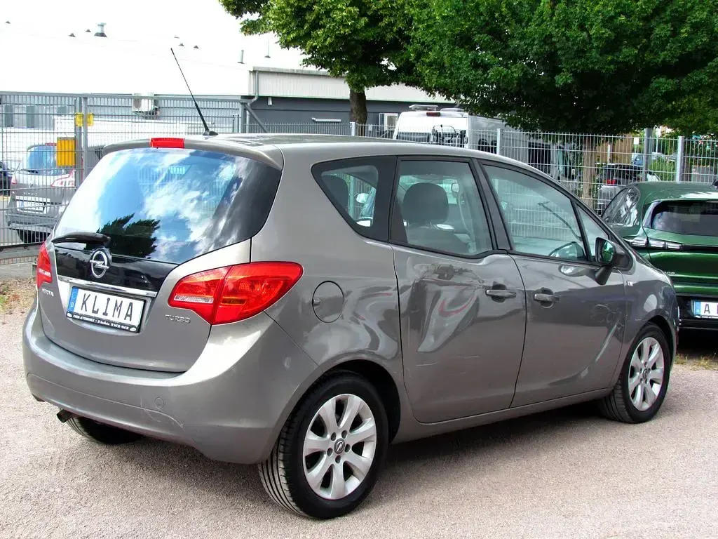 Gebraucht Opel Meriva Edition 120 PS (88 kW) 2012 Muskatgrau/muskat braun(m2) Van / Kleinbus