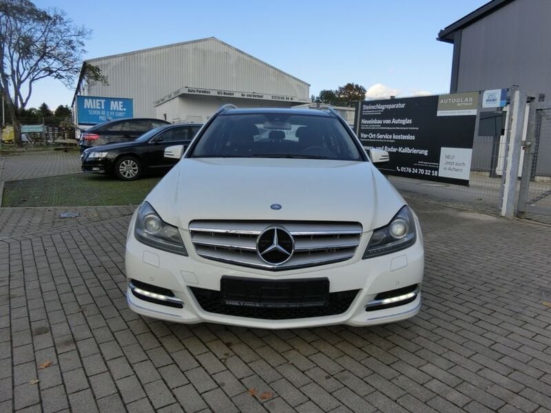 Weiß Gebraucht 2011 Mercedes C300 Limousine | 6.450 € (Superpreis) - Bild 1/4