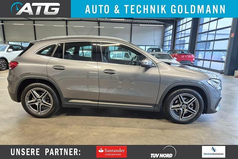 Mountaingrau Gebraucht 2023 Mercedes GLA200 AMG line SUV | 35.890 € (Fairer Preis) - Bild 1/4
