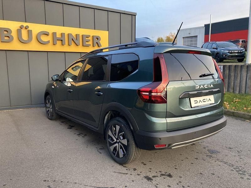 Neu Dacia Jogger Expression 110 PS (80 kW) 2025 Grün Van / Kleinbus