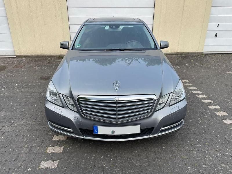 Grau Gebraucht 2011 Mercedes E200 Elegance Limousine | 10.500 € (Guter Preis) - Bild 1/4