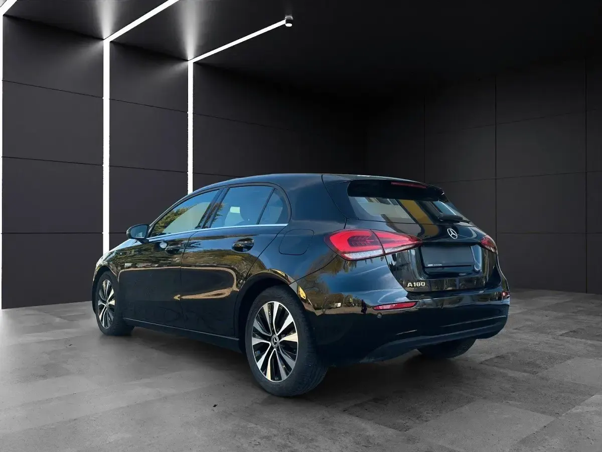 Gebraucht Mercedes A180 136 PS (100 kW) 2021 Schwarz Limousine