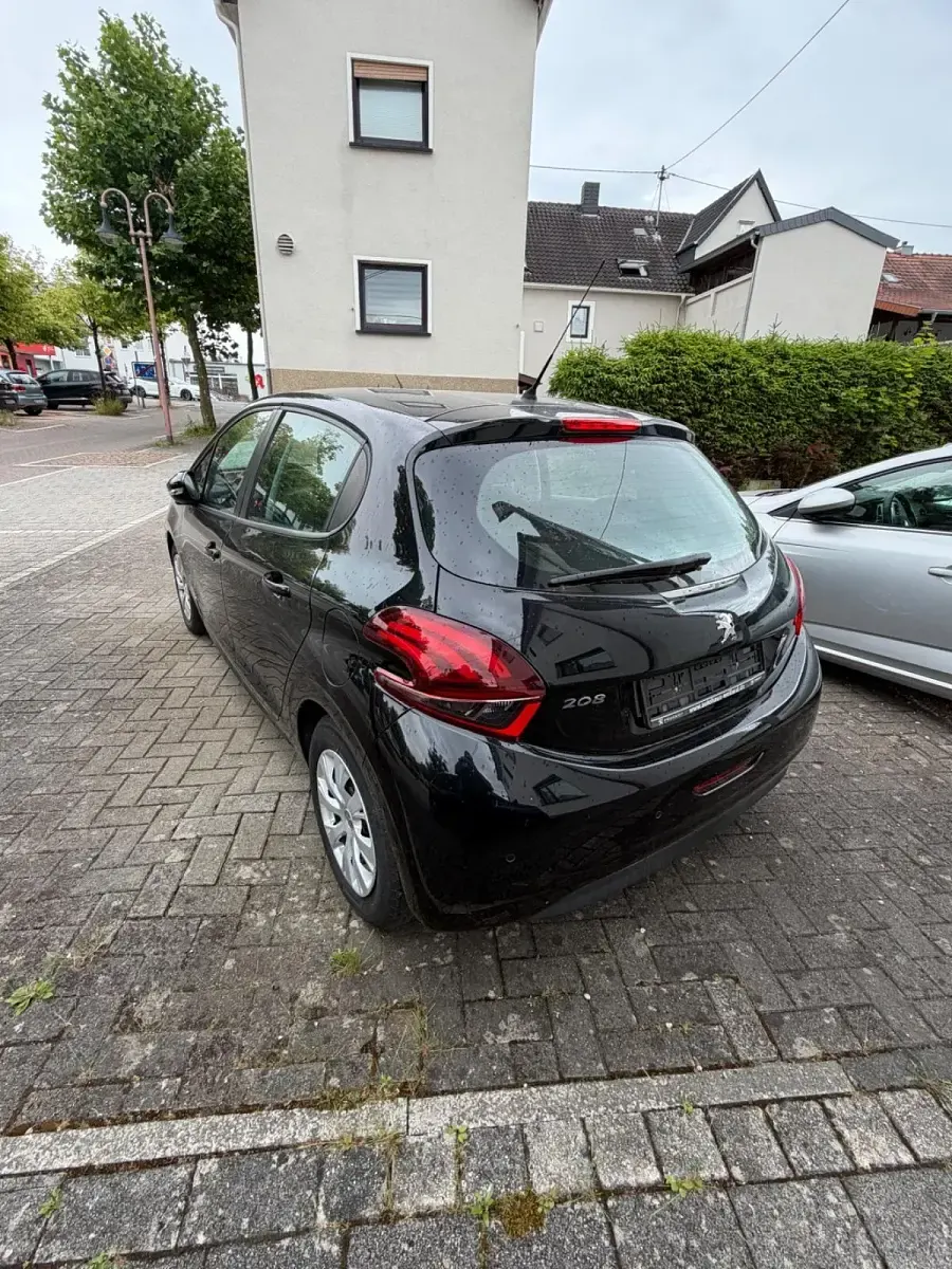 Gebraucht Peugeot 208 82 PS (60 kW) 2018 Schwarz Kleinwagen