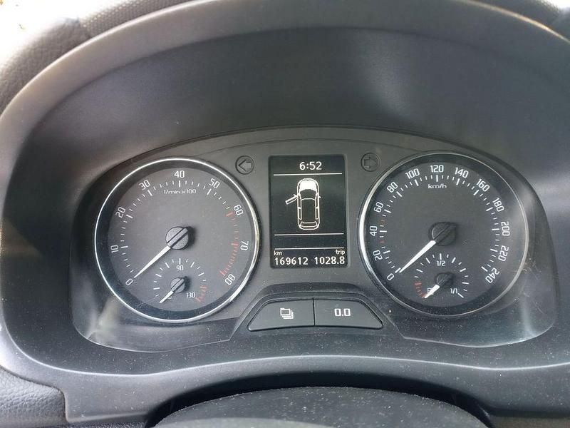 Gebraucht Skoda Fabia Ambiente 86 PS (63 kW) 2011 Rot Limousine