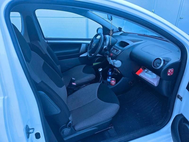 Weiß Gebraucht 2012 Toyota Aygo Kleinwagen | 2.500 € (Fairer Preis) - Bild 1/4