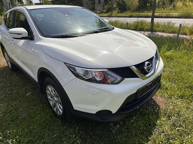 Weiß Gebraucht 2015 Nissan Qashqai Visia SUV | 10.700 € (Etwas zu teuer) - Bild 1/4