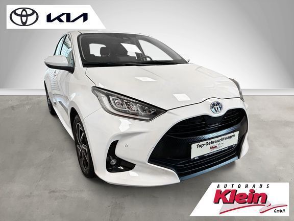 Schneeweiß Gebraucht 2023 Toyota Yaris Hybrid Basis Limousine | 22.990 € (Fairer Preis) - Bild 1/4