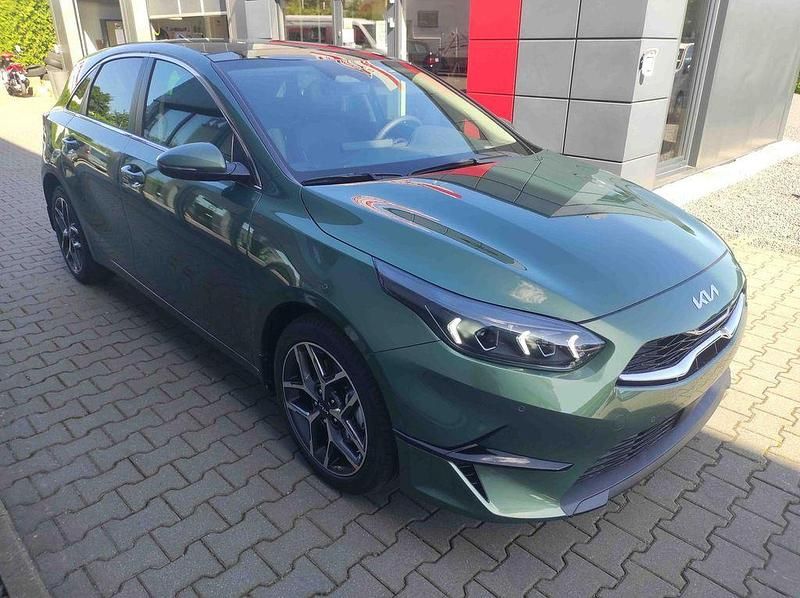 Neu Kia Ceed Platinum 140 PS (102 kW) 2025 Experience grün Kleinwagen