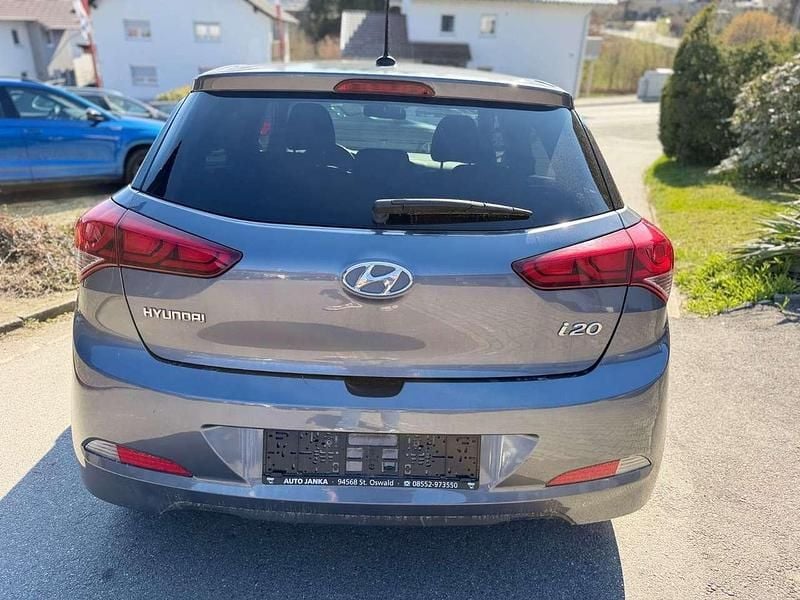 Gebraucht Hyundai i20 Passion 101 PS (74 kW) 2018 Grau Limousine