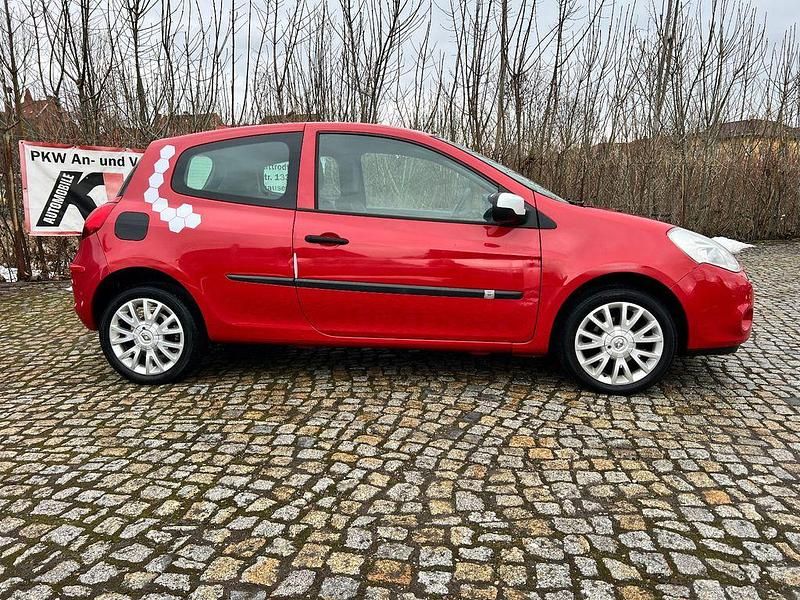 Gebraucht Renault Clio III Expression 75 PS (55 kW) 2009 Rot Kleinwagen