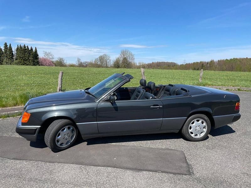 Schwarz Gebraucht 1992 Mercedes E300 Classic Cabrio | 17.500 € - Bild 1/4