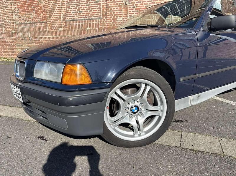 Gebraucht BMW 318 M Sport 113 PS (83 kW) 1993 Blau Limousine