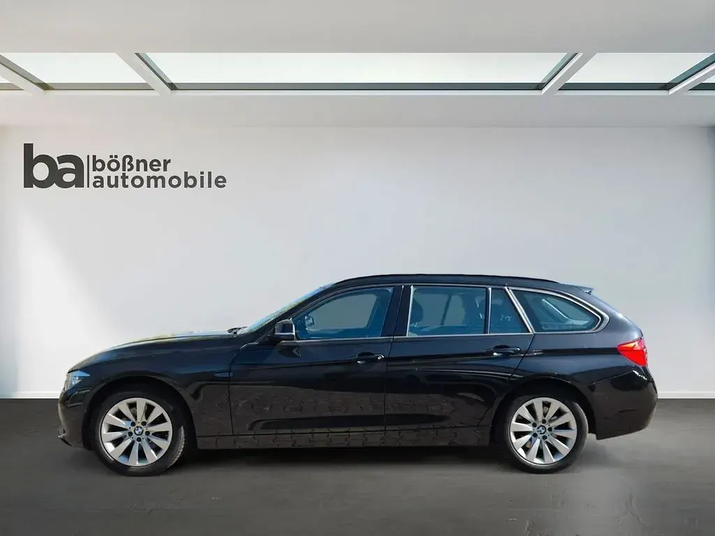Gebraucht BMW 330 Sport Line 258 PS (189 kW) 2019 Saphirschwarz Kombi