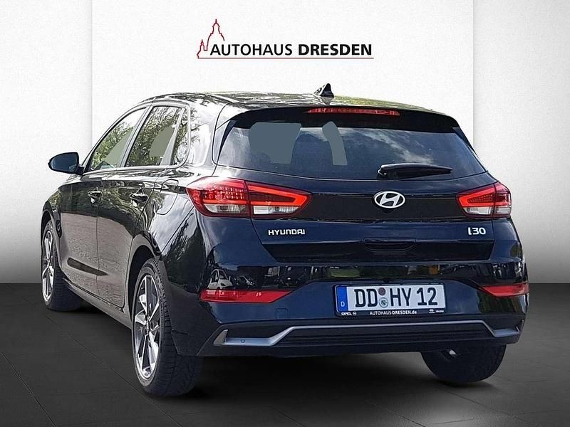Gebraucht Hyundai i30 Advantage 101 PS (74 kW) 2025 Abyss black / mic Limousine