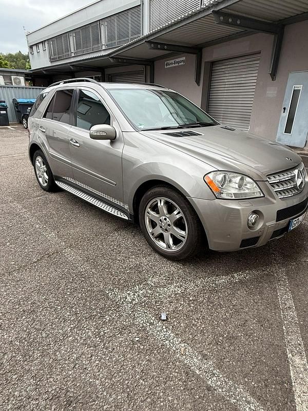 Beige Gebraucht 2008 Mercedes ML55 AMG SUV | 14.800 € - Bild 1/4