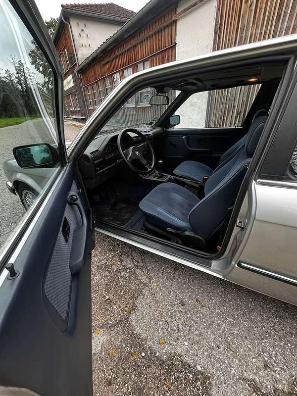 Gebraucht BMW 325 122 PS (89 kW) 1985 Silber Limousine