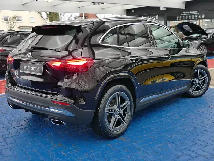 Gebraucht Mercedes GLA200 AMG line Plus 163 PS (119 kW) 2025 Unilack nachtschwarz SUV