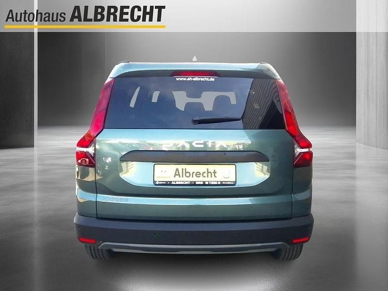 Neu Dacia Jogger Expression 110 PS (80 kW) 2025 Zedergrün Van / Kleinbus