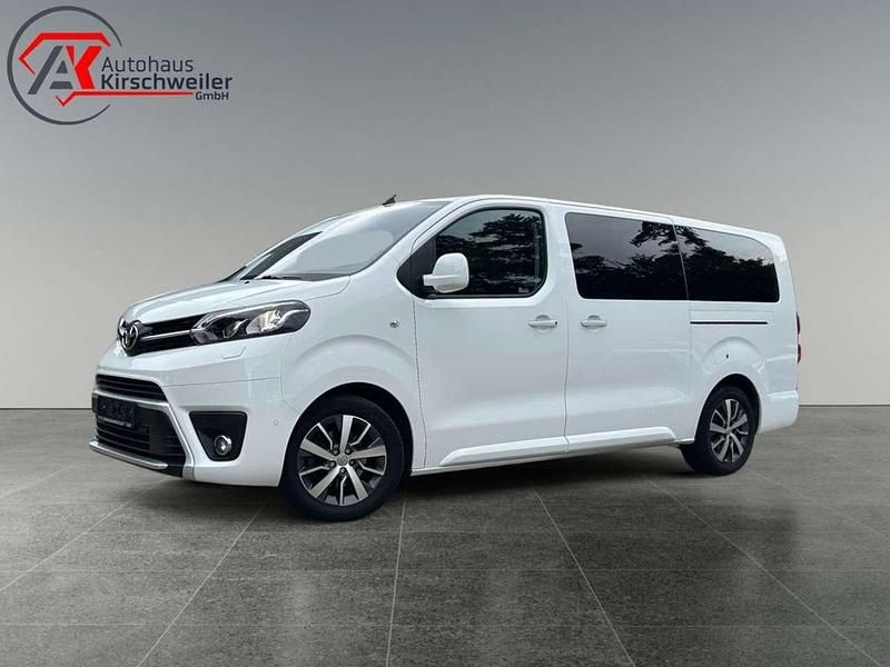 Schaumweiß Gebraucht 2021 Toyota Proace Verso Comfort Kombi | 35.990 € (Etwas zu teuer) - Bild 1/4