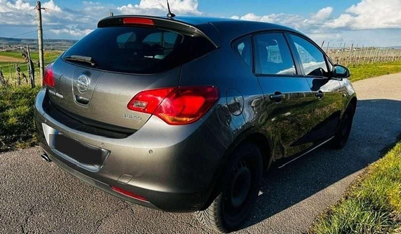 Gebraucht Opel Astra Design Edition 140 PS (102 kW) 2011 Grau Limousine