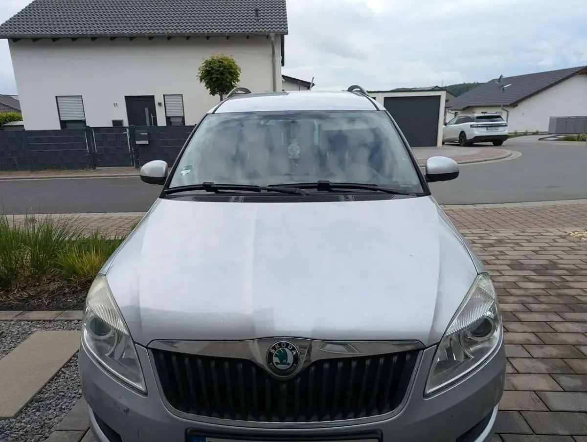 Gebraucht Skoda Roomster Active 90 PS (66 kW) 2012 Silber Van / Kleinbus