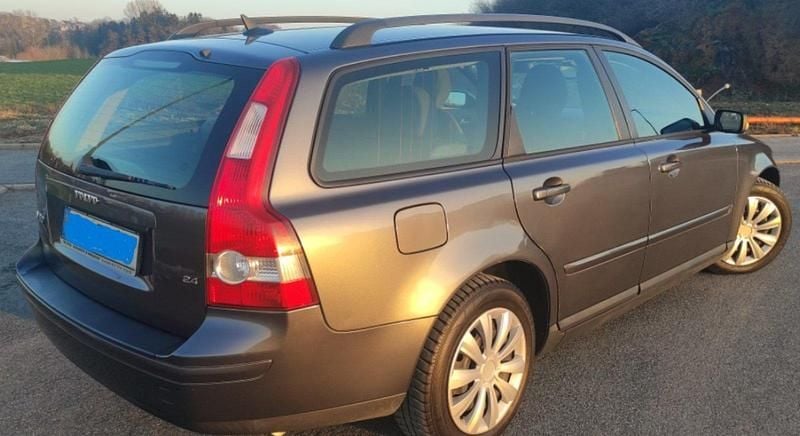 Grau Gebraucht 2004 Volvo V50 Kombi | 1.890 € (Teuer) - Bild 1/4