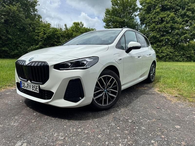 Weiß Gebraucht 2022 BMW 230 Sport Line Van / Kleinbus | 29.800 € (Superpreis) - Bild 1/4