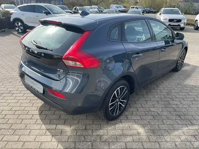 Gebraucht Volvo V40 Momentum 122 PS (89 kW) 2018 Blau Limousine