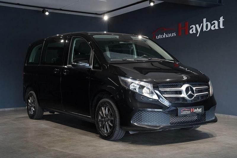 Schwarz Gebraucht 2022 Mercedes V220 Van / Kleinbus | 28.950 € (Superpreis) - Bild 1/4