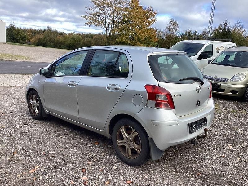 Gebraucht Toyota Yaris 90 PS (66 kW) 2010 Silber Kleinwagen