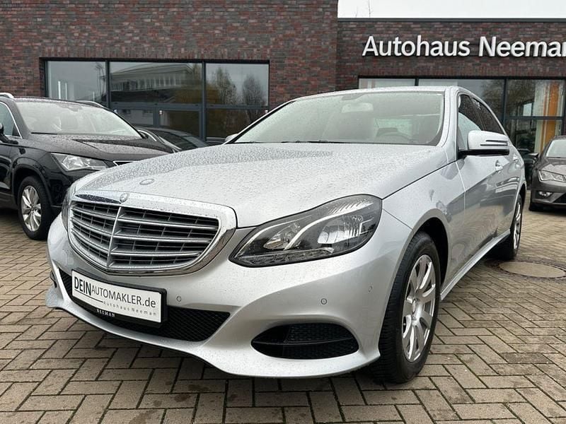 Silber Gebraucht 2014 Mercedes E200 Limousine | 12.900 € (Guter Preis) - Bild 1/4