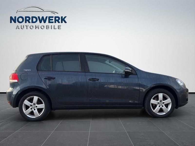 Gebraucht VW Golf VI Team 105 PS (77 kW) 2010 Blau Kleinwagen