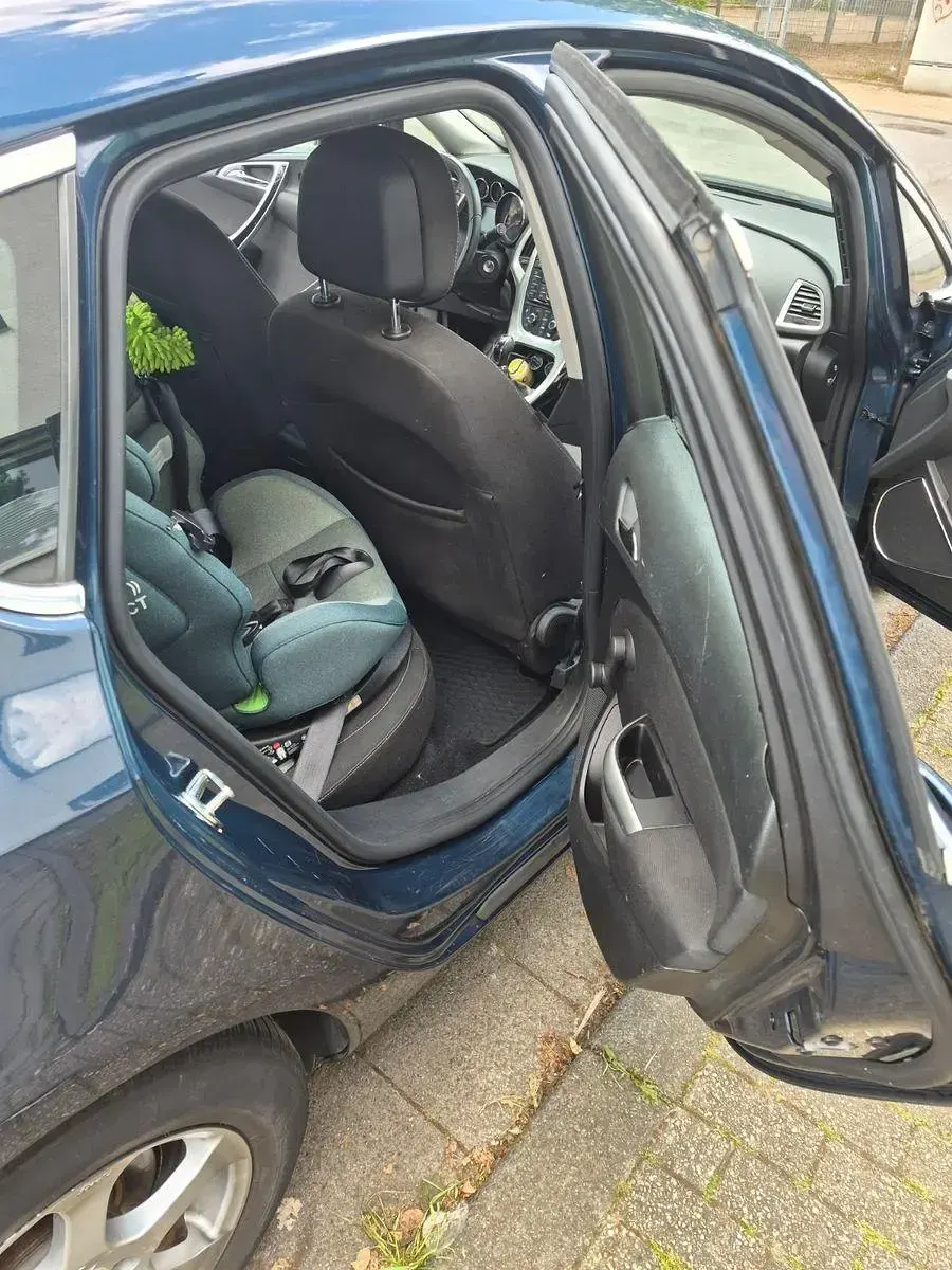 Gebraucht Opel Astra Sport 179 PS (131 kW) 2011 Blau Limousine