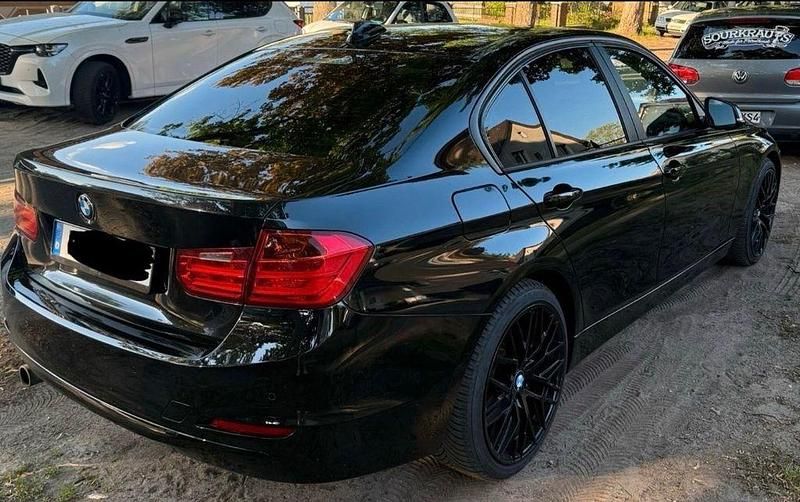 Gebraucht BMW 320 184 PS (135 kW) 2012 Schwarz Limousine