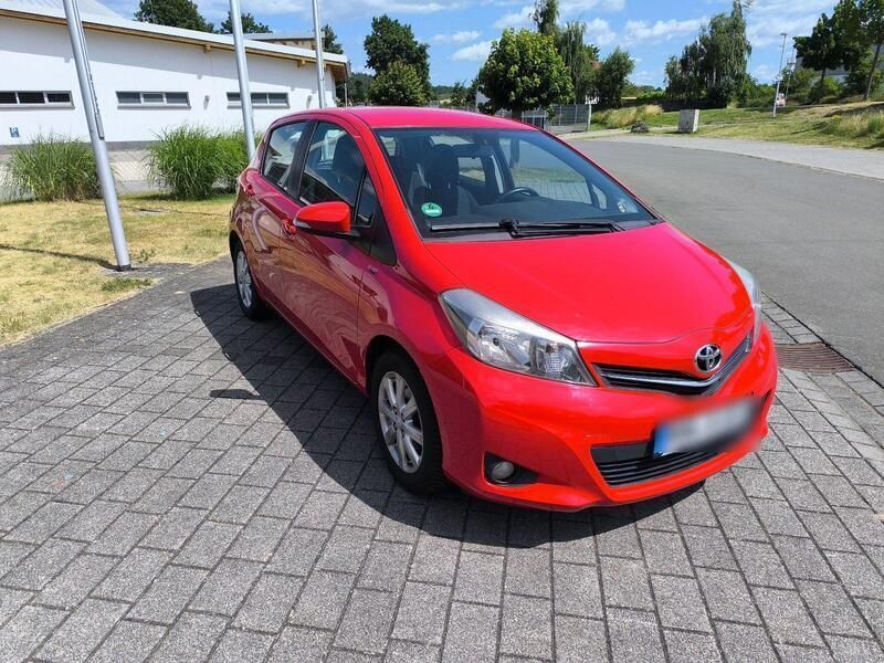 Rot Gebraucht 2012 Toyota Yaris Life Kleinwagen | 5.300 € (Fairer Preis) - Bild 1/4