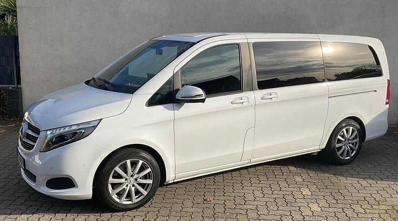 Weiß Gebraucht 2019 Mercedes V220 Edition Van / Kleinbus | 29.500 € (Guter Preis) - Bild 1/4