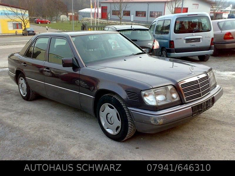 Second-hand Mercedes E250 113 CP (83 kW) 1994 Mov Berlinǎ