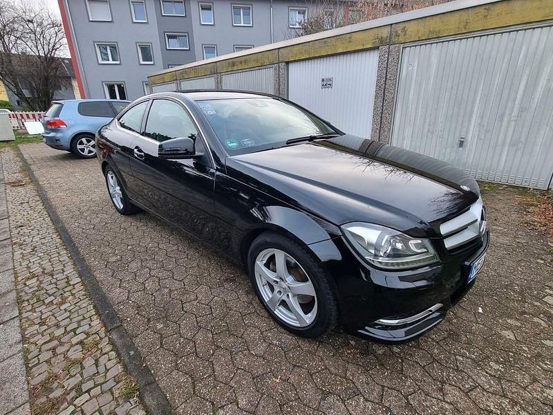 Schwarz Gebraucht 2013 Mercedes 220 Coupé | 9.900 € (Fairer Preis) - Bild 1/4