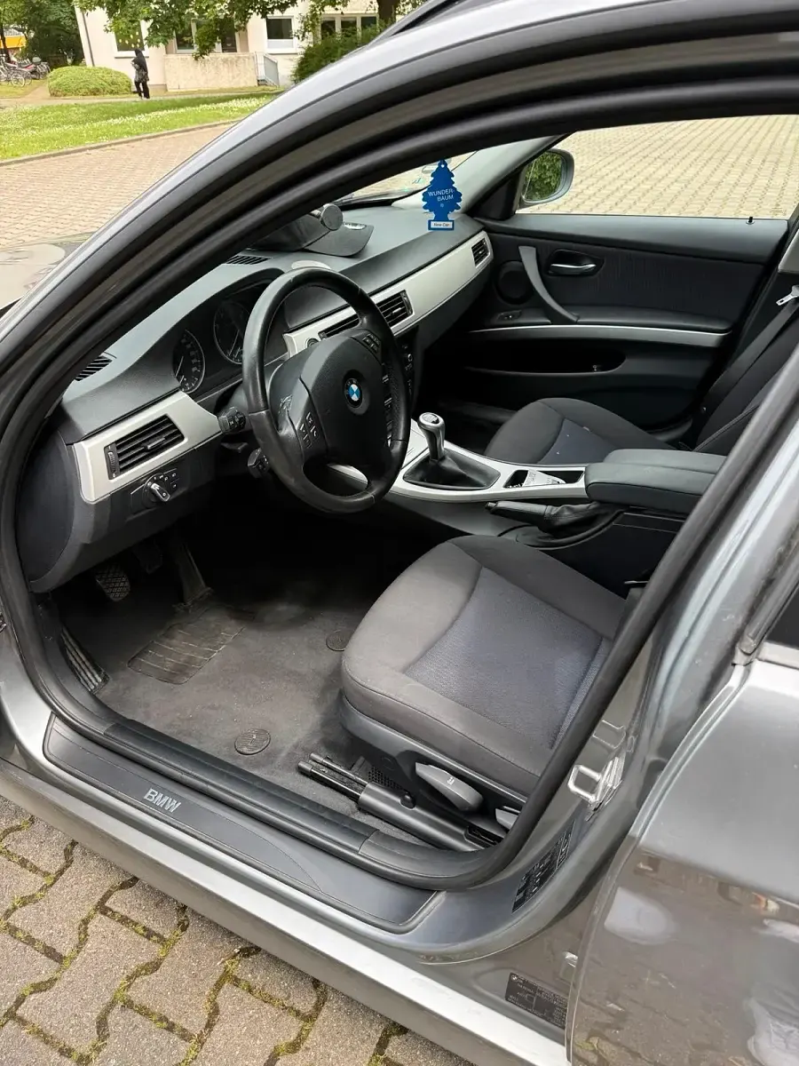 Gebraucht BMW 318 143 PS (105 kW) 2010 Grau Kombi