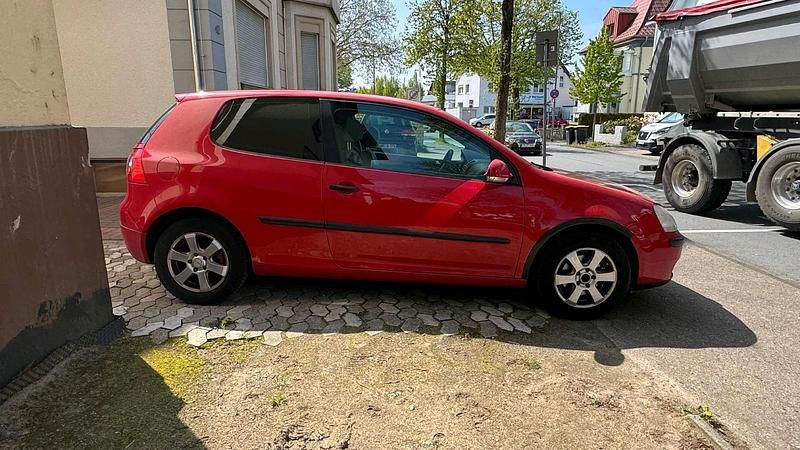 Second-hand VW Golf 115 CP (84 kW) 2004 Roșu Coupe