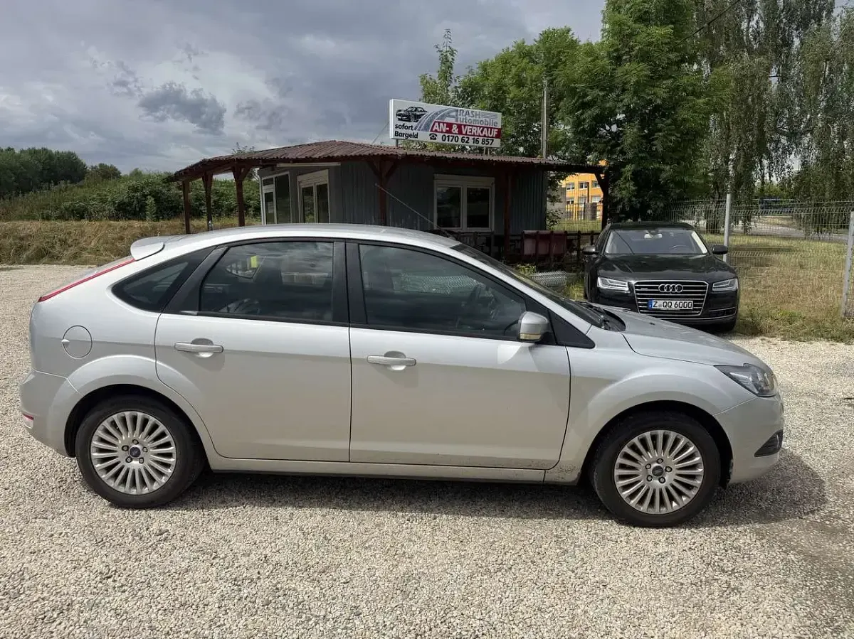 Gebraucht Ford Focus Titanium 101 PS (74 kW) 2010 Silber Limousine