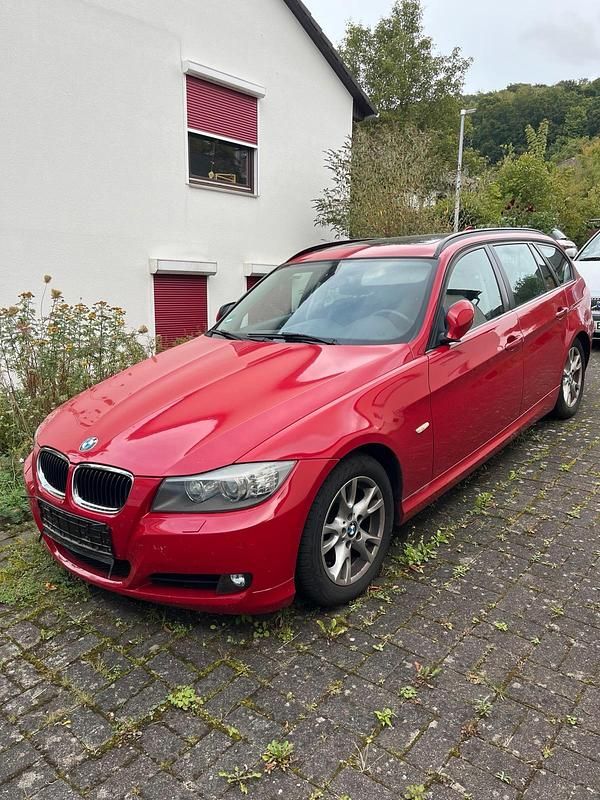 Rot Gebraucht 2011 BMW 318 Kombi | 4.500 € (Guter Preis) - Bild 1/4