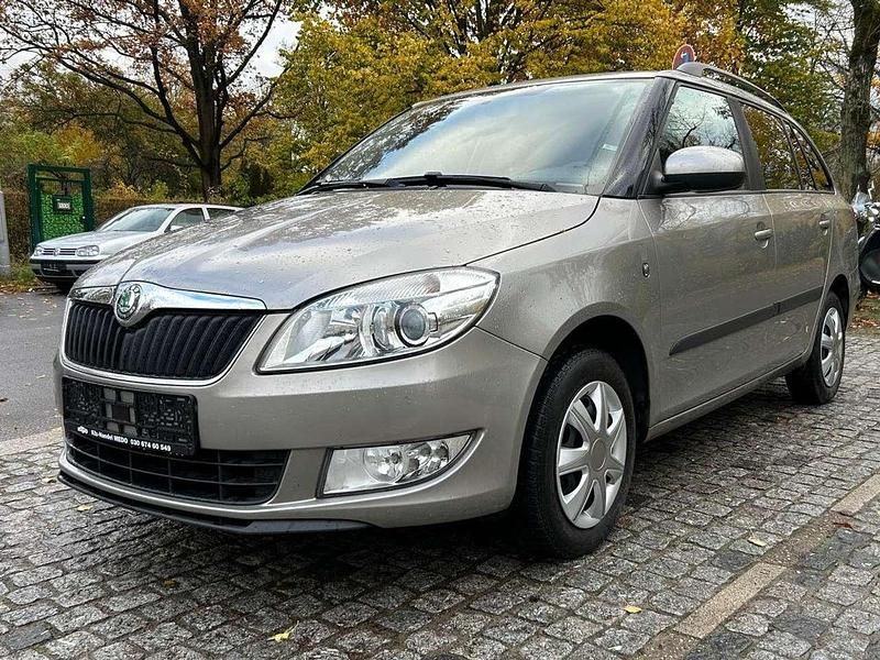 Capuccino beige Gebraucht 2012 Skoda Fabia Ambition Kombi | 5.200 € - Bild 1/4