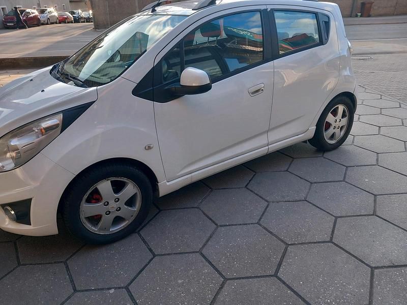 Gebraucht Chevrolet Spark 90 PS (66 kW) 2012 Weiß Kleinwagen