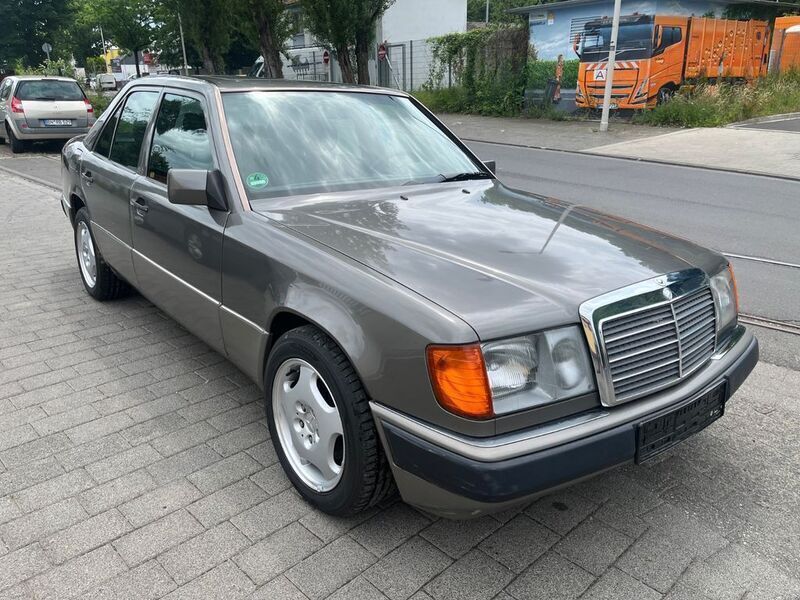 Braun Gebraucht 1993 Mercedes E200 Limousine | 3.200 € - Bild 1/4