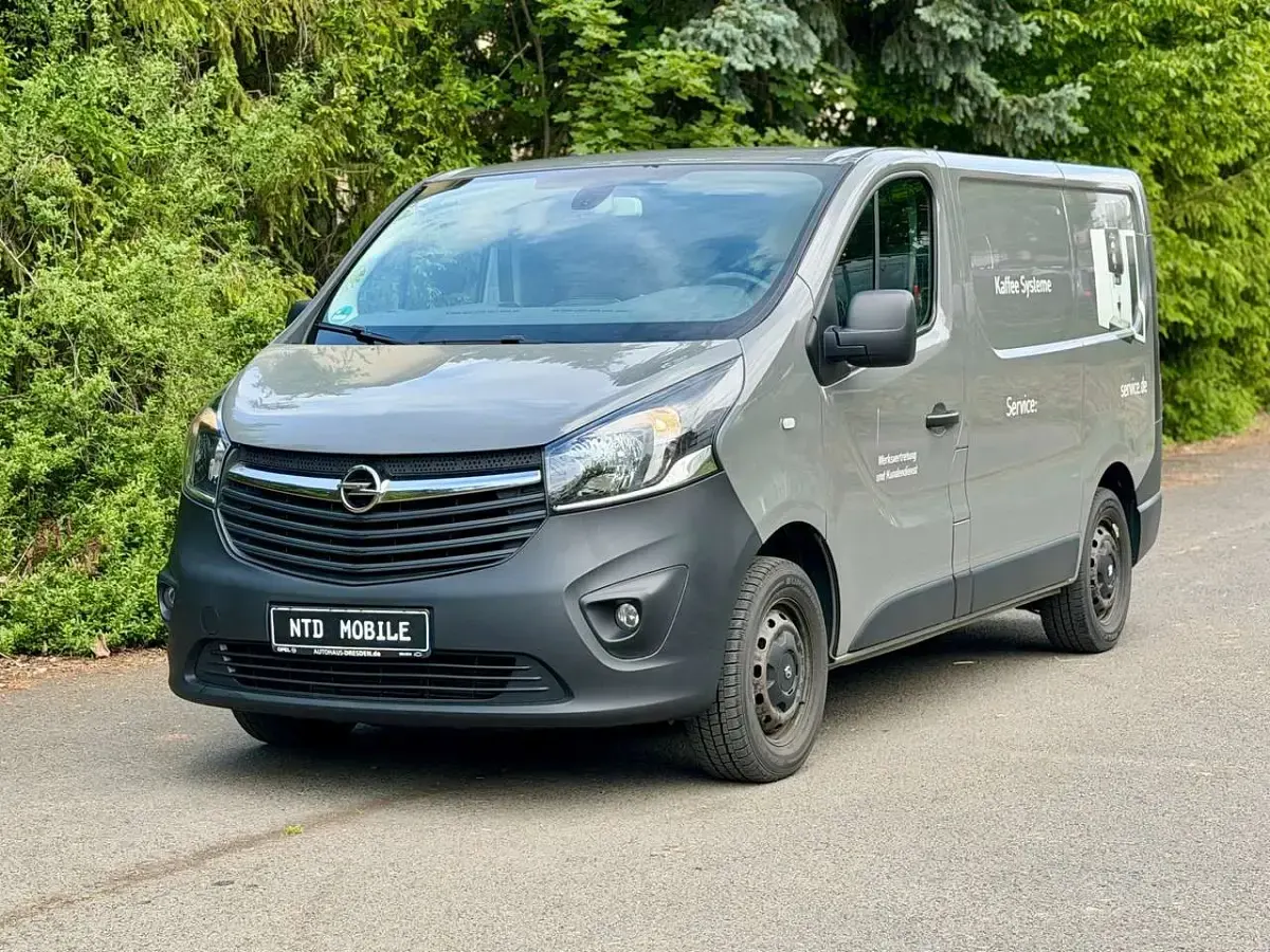 Używany Opel Vivaro S 125 KM (91 kW) 2017 Szary Minivan