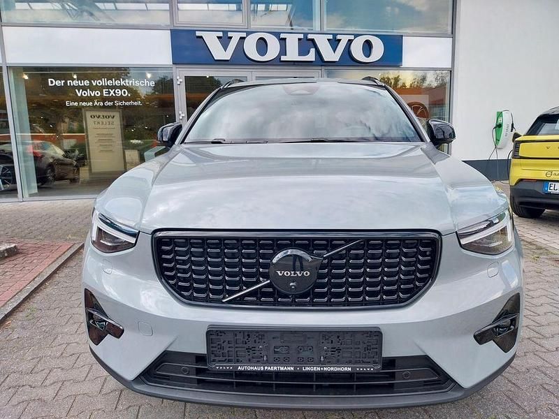 Neu Volvo XC40 Plus 163 PS (119 kW) 2025 Grau SUV