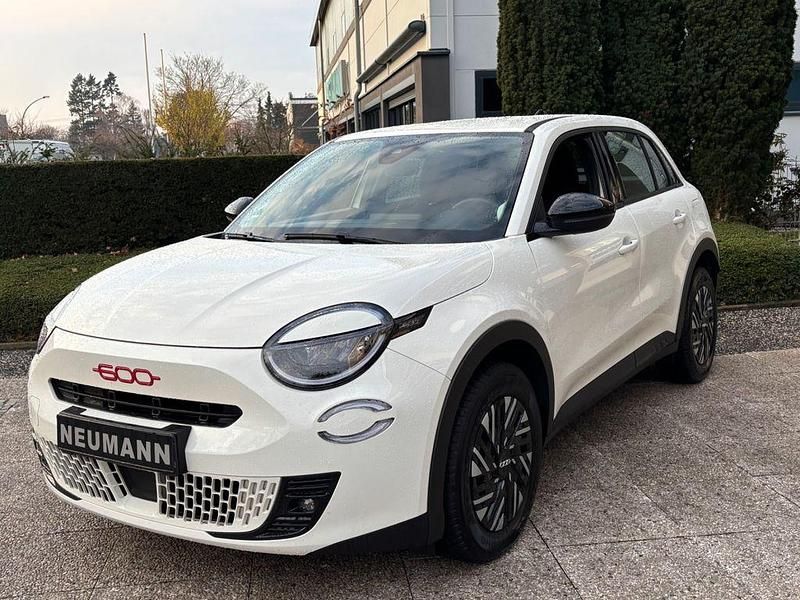 Weiß Gebraucht 2023 Fiat 600E Red SUV | 19.998 € (Fairer Preis) - Bild 1/4